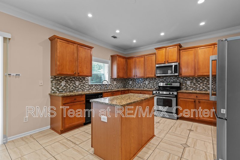 Traditional 4 Bedroom 2.5 Bath in Swim/Tennis Community! property image