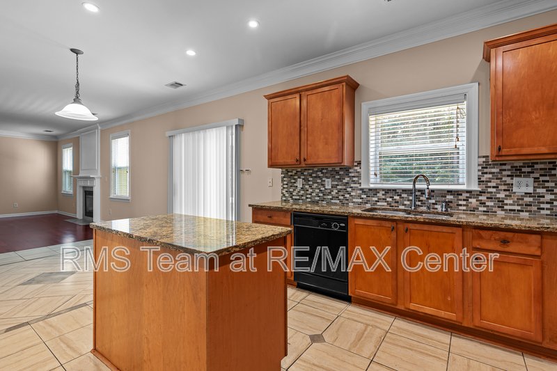 Traditional 4 Bedroom 2.5 Bath in Swim/Tennis Community! property image