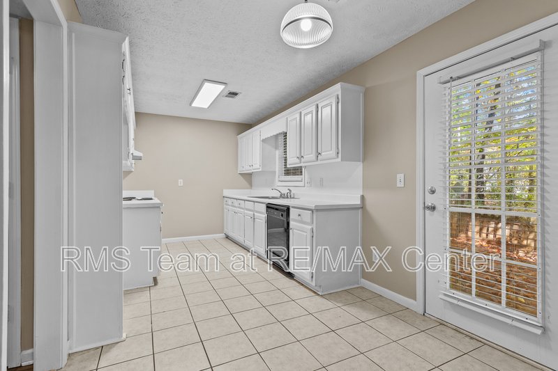 Charming 3 Bedroom, 2.5 Bathroom Home property image